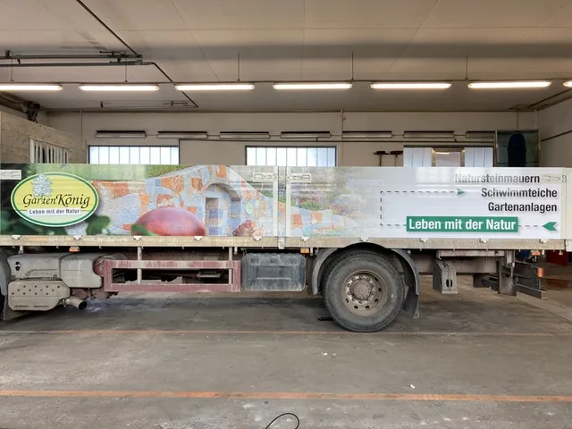 Vollflächig beschrifteter Firmen-LKW für Gartengestaltung