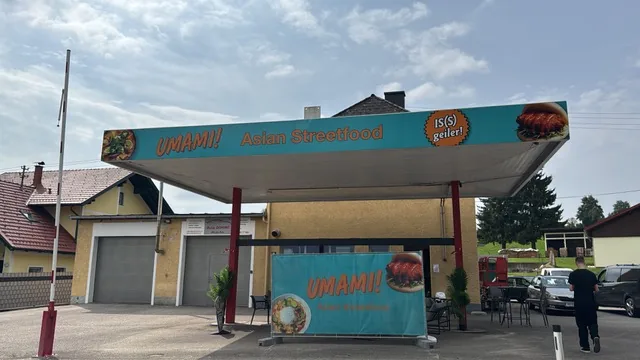 Vollflächig beschrifteter mobiler Gastronomiestand