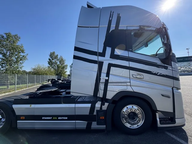 Blauer LKW mit dynamischer dunkler Designfolierung