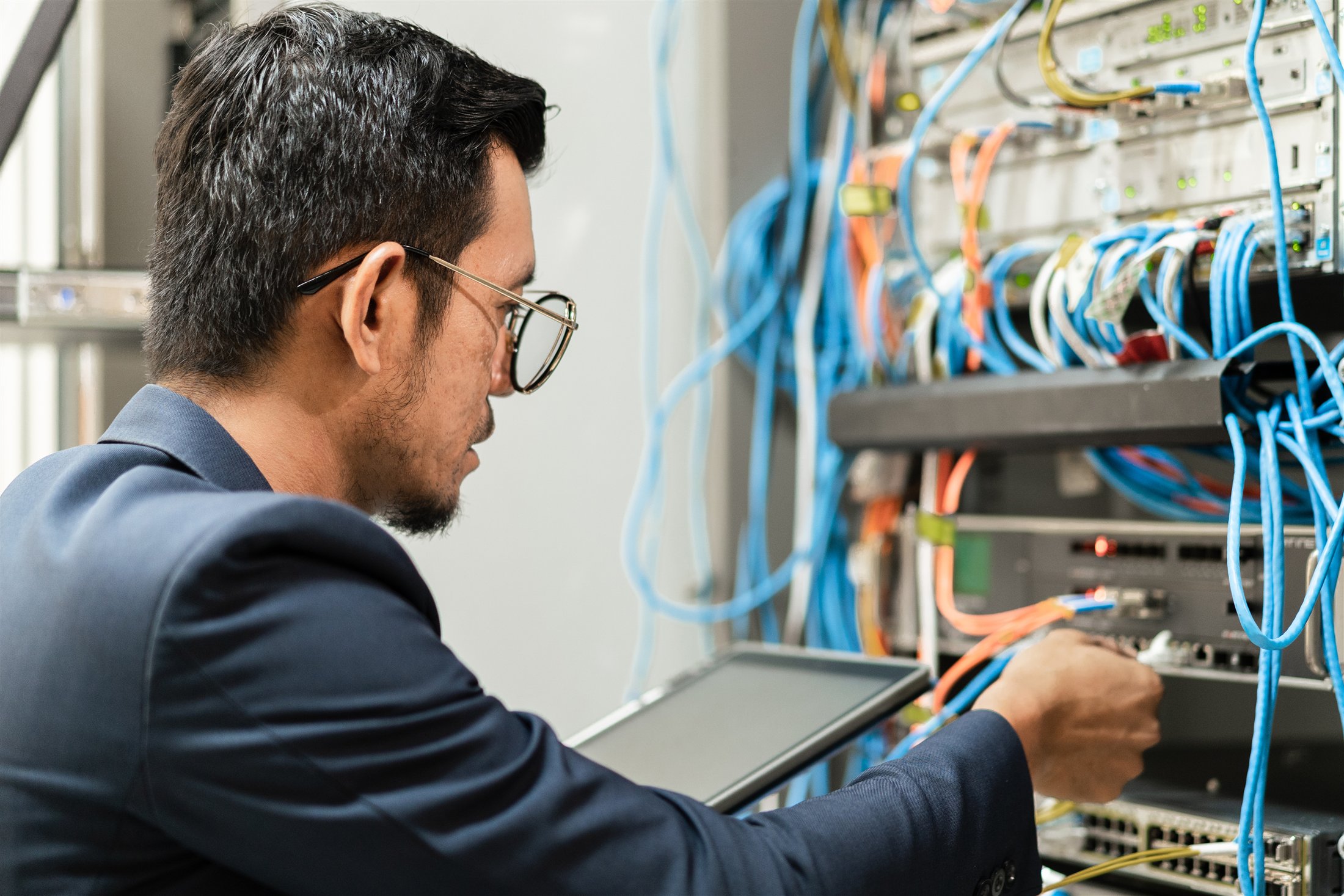 Techniker bei der Arbeit an einer Netzwerkverteilung